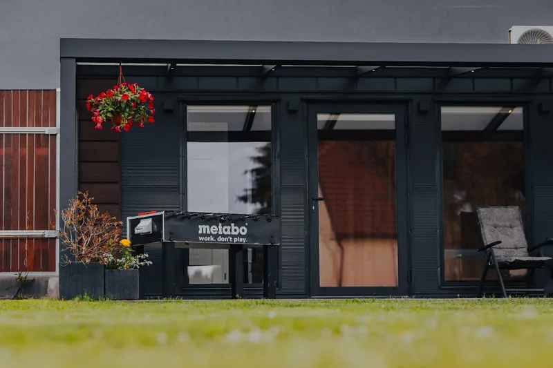 Commercial module with large glazed shopfront
