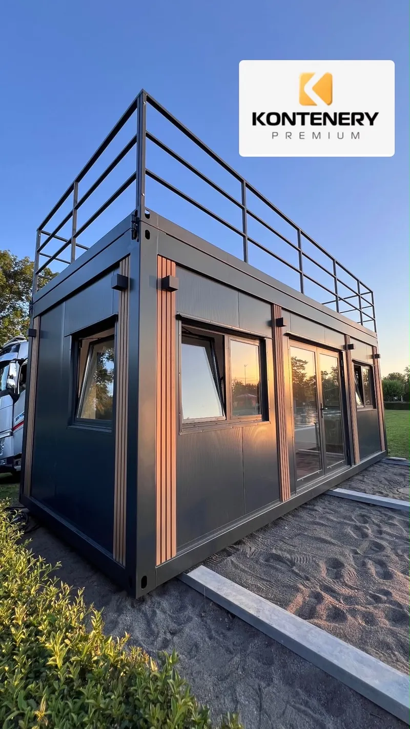 Module with roof terrace and railing
