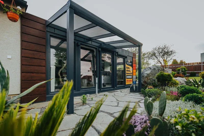 Glazed extension with garden
